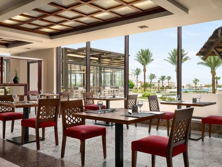 Mon French Club Mövenpick Resort and Spa Soma Bay - Restaurant bay view