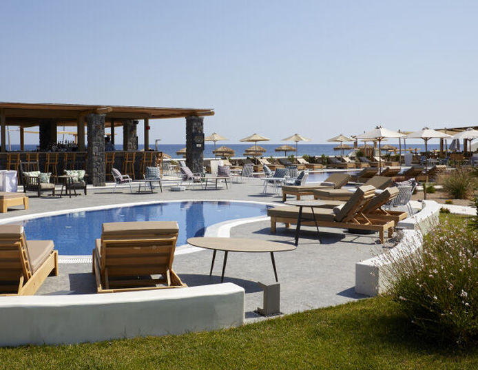 Sea Breeze Santorini Beach Resort, Curio Collection by Hilton - Piscine exterieure