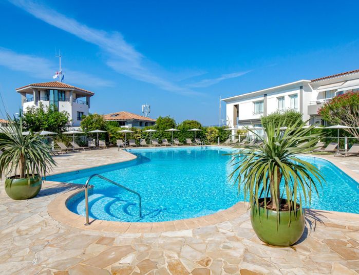 Best Western Hôtel La Marina - Piscine exterieure