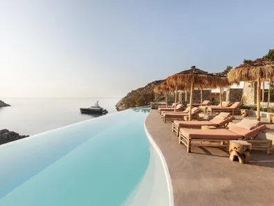 Piscine vue sur la mer