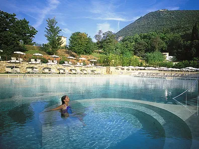 Piscine thermale exterieure