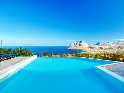 Piscine exterieure vue mer