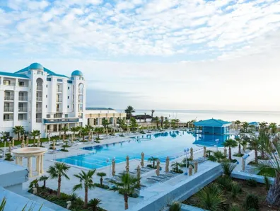 Piscine et jardins exterieurs