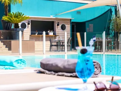 Terrasse piscine cafe