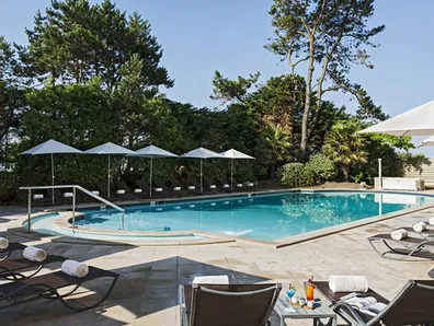 Piscine et transats