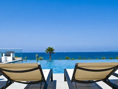 Piscine exterieure et vue mer