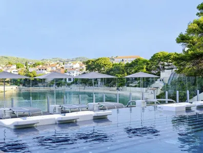 Piscine exterieure chauffee de mai a fin septembre