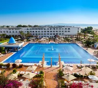 Piscine exterieure et plage