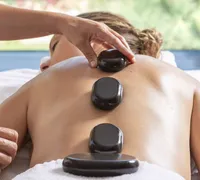 Massage aux pierres chaudes