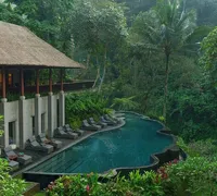Piscine infinity riverside maya ubud