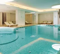 Piscine interieure avec jets massants