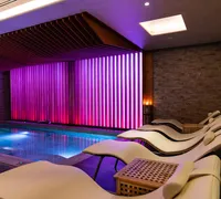 Piscine hydromassante du spa