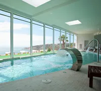 Piscine interieure du spa