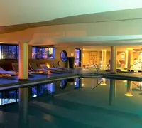 Piscine interieure du spa