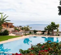 Vue de la piscine sur la mer