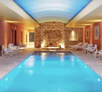 Piscine interieure et bain a remous