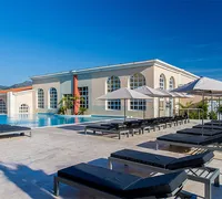 Piscine exterieure et transats