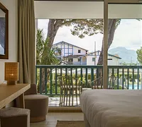 Chambre vue port et piscine