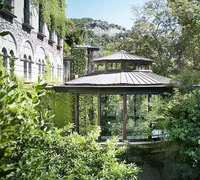 Piscine thermale vue exterieure