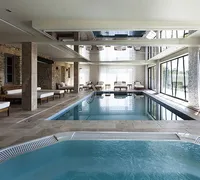 Bain a remous et piscine interieure