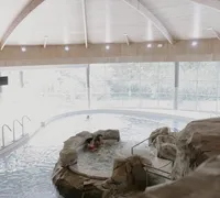 Bassin d eau thermale interieur