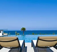 Piscine exterieure et vue mer