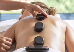 Massage aux pierres chaudes