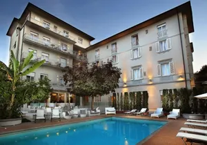 Hotel et piscine exterieure