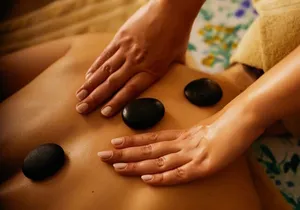Massage aux pierres chaudes