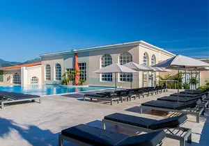 Piscine exterieure et transats