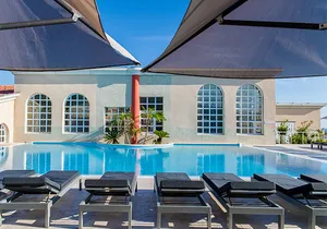 Piscine exterieure et transats