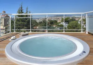 Bain a remous sur le toit terrasse