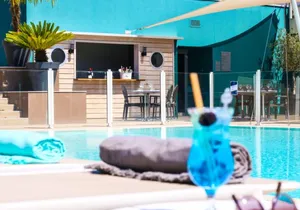 Terrasse piscine cafe