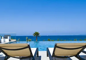 Piscine exterieure et vue mer