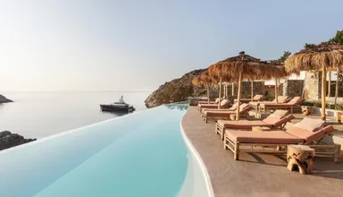 Piscine vue sur la mer
