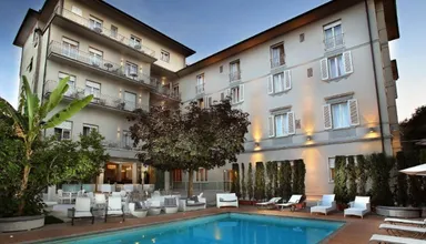 Hotel et piscine exterieure