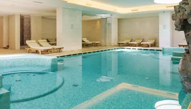 Piscine interieure avec jets massants