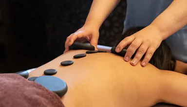 Massage aux pierres chaudes