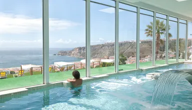 Piscine interieure du spa