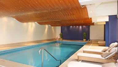 Piscine interieure du spa