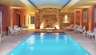 Piscine interieure et bain a remous
