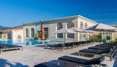 Piscine exterieure et transats