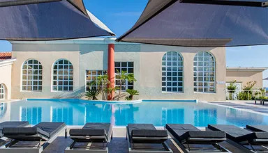 Piscine exterieure et transats