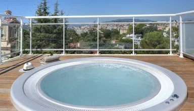 Bain a remous sur le toit terrasse