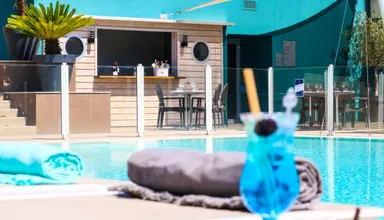 Terrasse piscine cafe