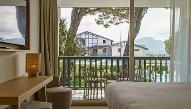 Chambre vue port et piscine