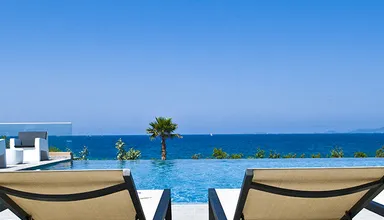 Piscine exterieure et vue mer