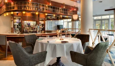 Restaurant n