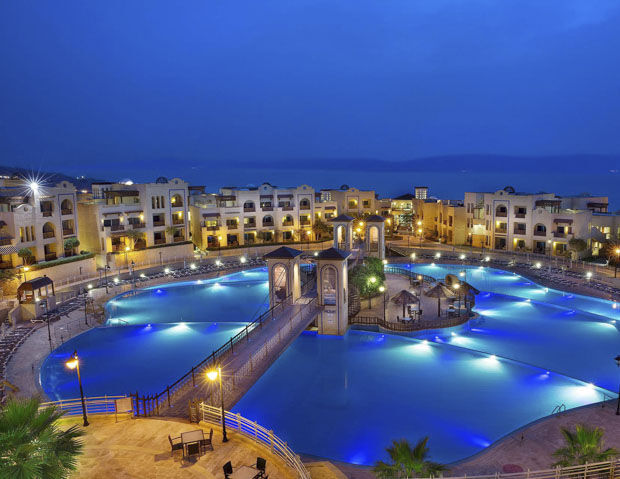 Crowne Plaza Dead Sea Resort & Spa - Piscine exterieure de nuit