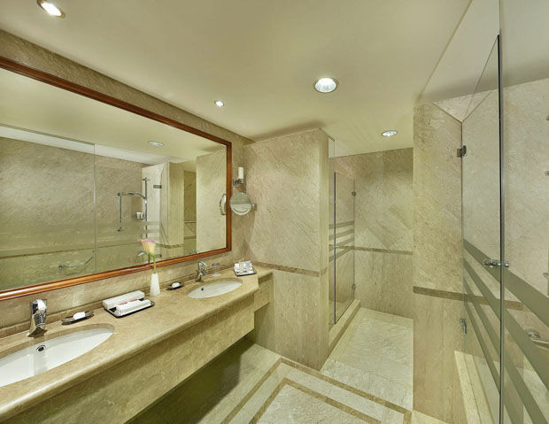 Séjour bien-être au Crowne Plaza avec circuit de 3 nuits découverte de la Jordanie inclus - Salle de bain